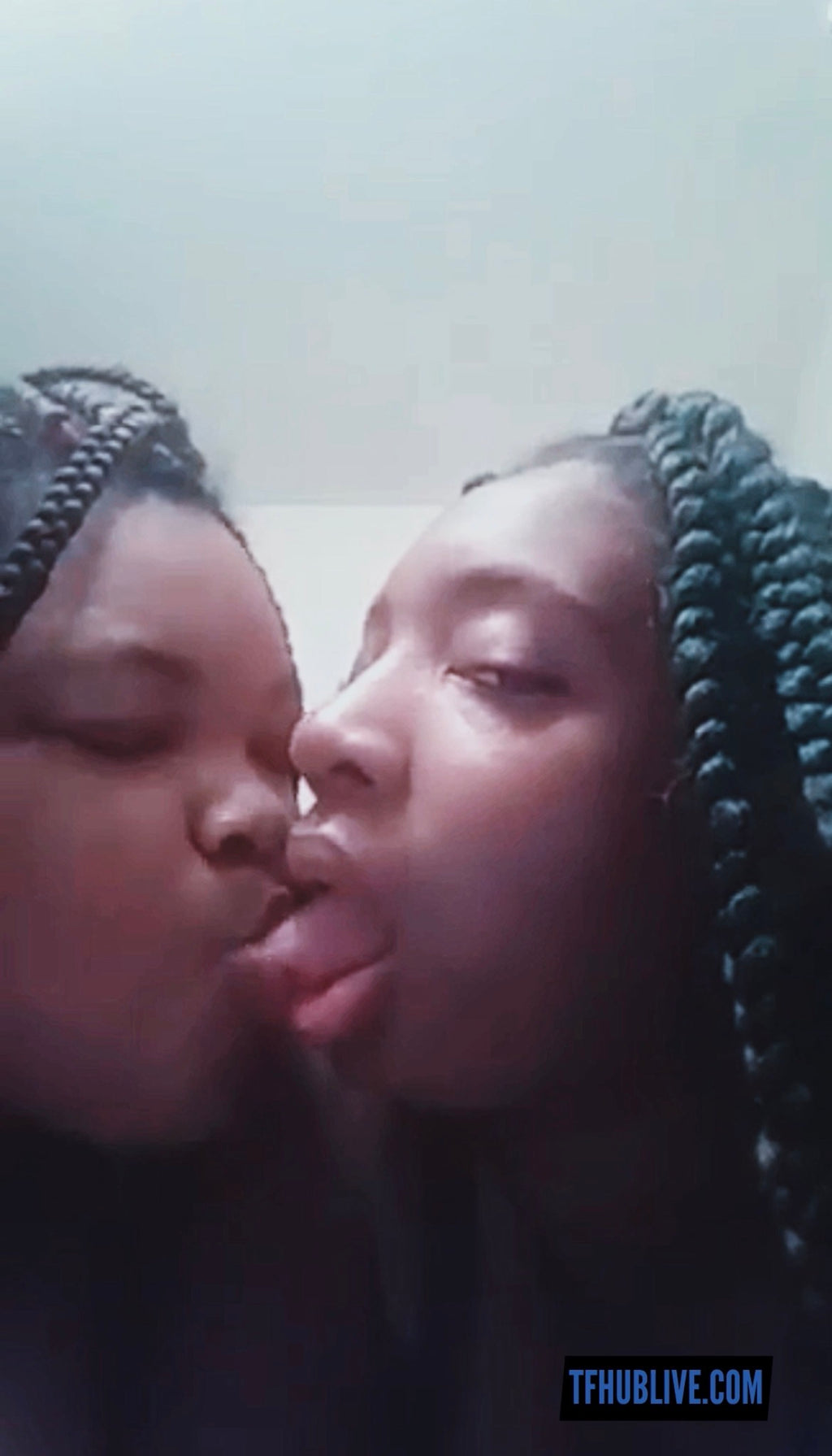 2 girl tongue kissing session
